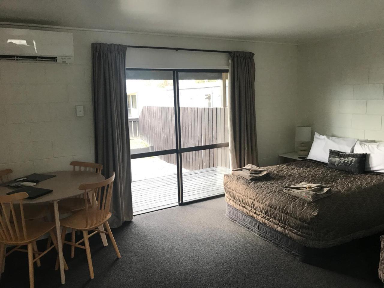 Mackenzie Motels Феърли Екстериор снимка