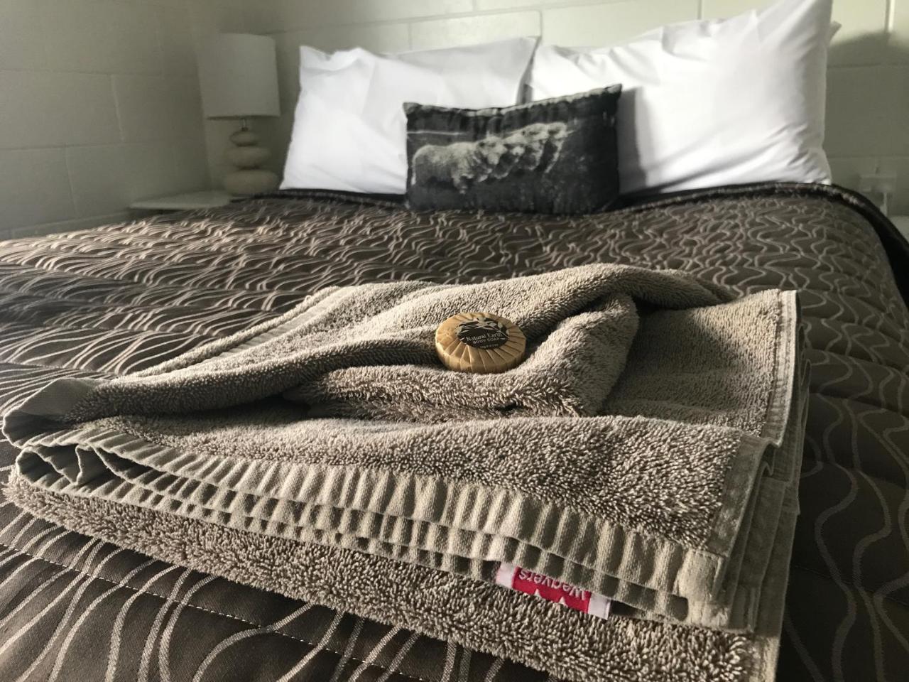 Mackenzie Motels Феърли Екстериор снимка